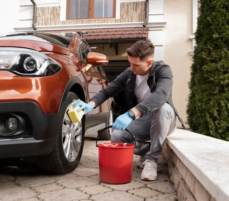 Lavage auto à domicile Marzan : professionnel intervenant sur un véhicule